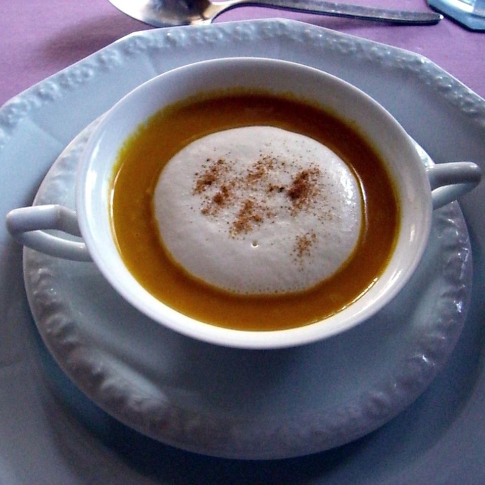 Kürbiscrèmesuppe mit Kartoffelschaum