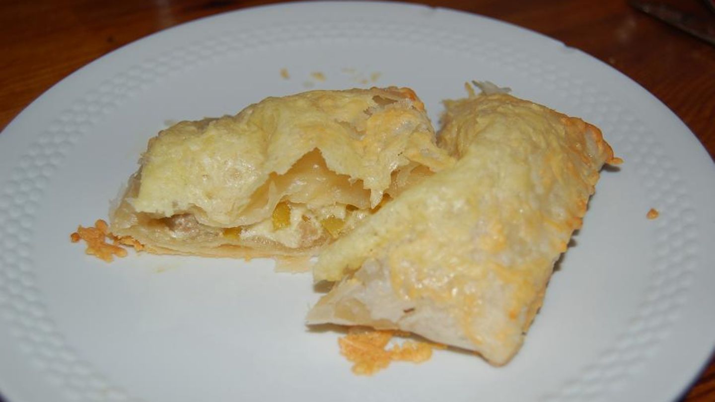 Gefüllte Blätterteigtaschen mit Käsesauce Rezept