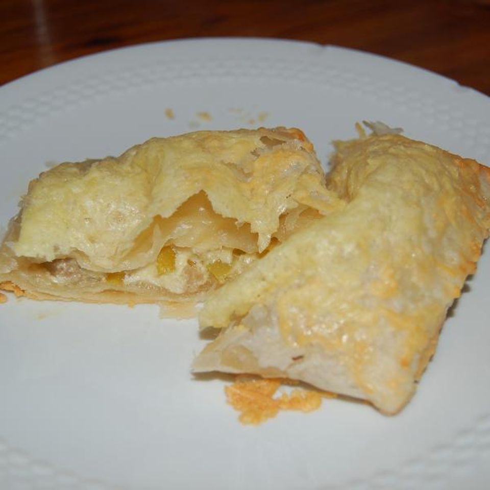 Gefüllte Blätterteigtaschen mit Käsesauce