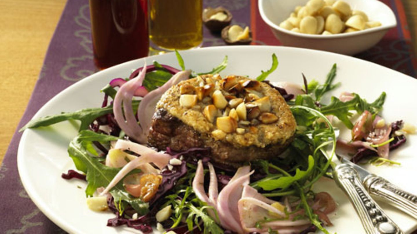Salat mit Pfeffersteak-Macadamiakruste Rezept - [ESSEN UND TRINKEN]