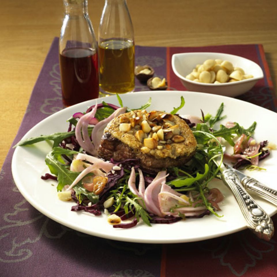 Salat mit Pfeffersteak-Macadamiakruste Rezept - [ESSEN UND TRINKEN]