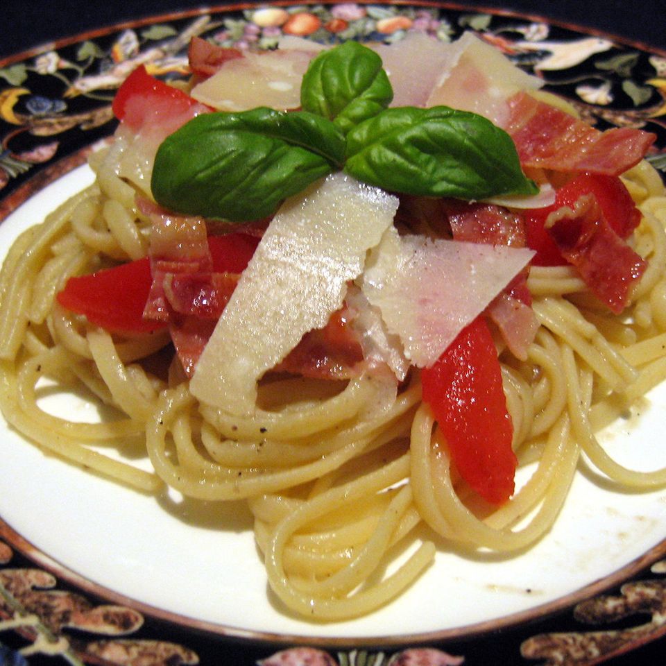 Linguine con crema di melanzane, filetti di pomodoro, pancetta croccante e scaglie di parmigiano