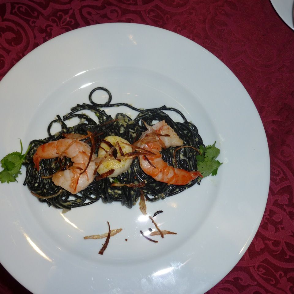 Schwarze Spaghetti mit Kokosmilch und Shrimps