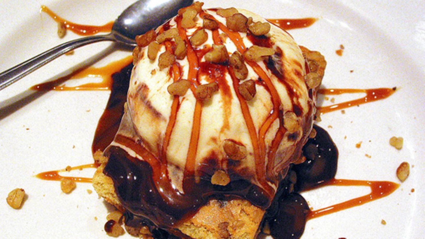 Amaretto-Parfait mit Mandelkrokant und Amarenakirschen Rezept