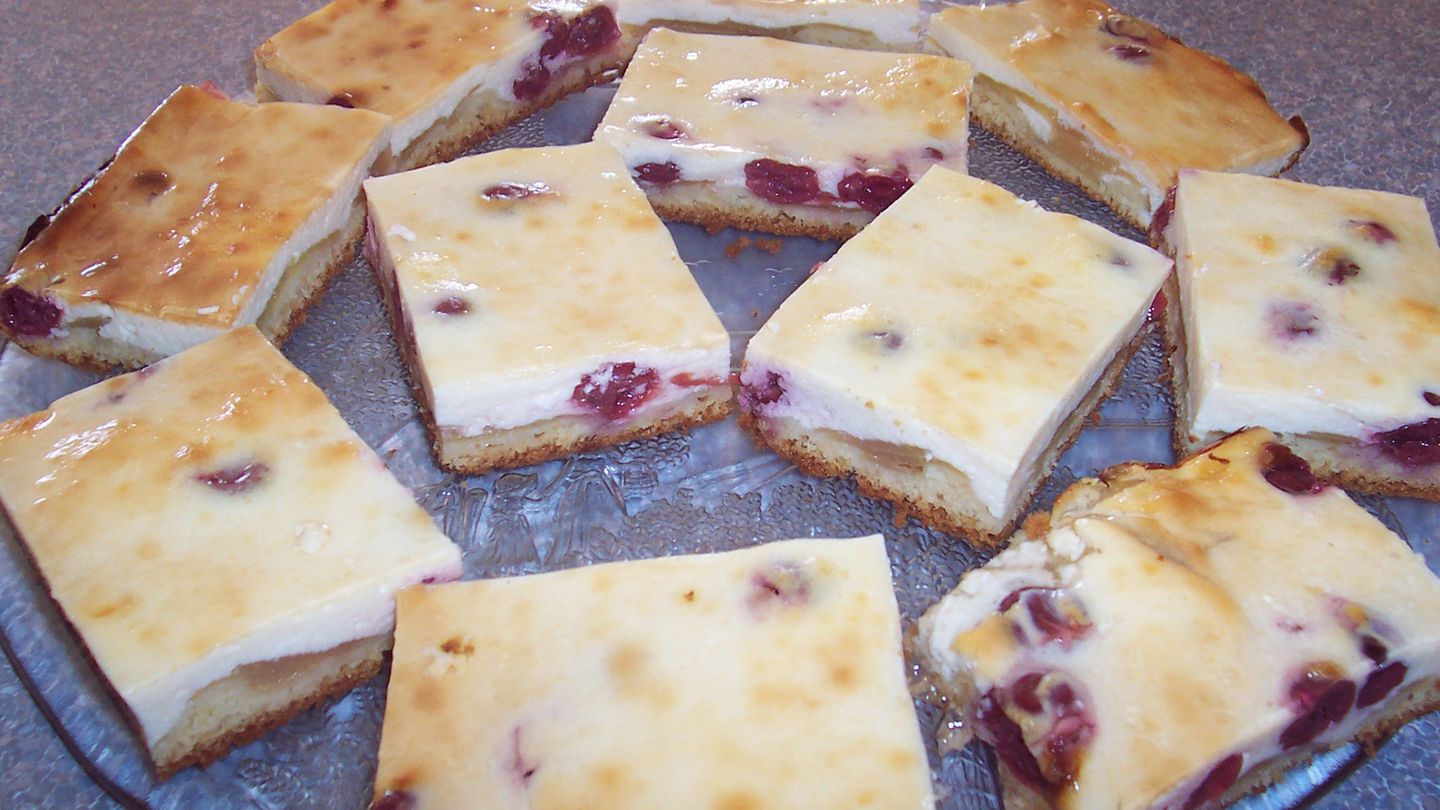 Käsekuchen mit Äpfeln und Kirschen vom Blech Rezept - [ESSEN UND TRINKEN]