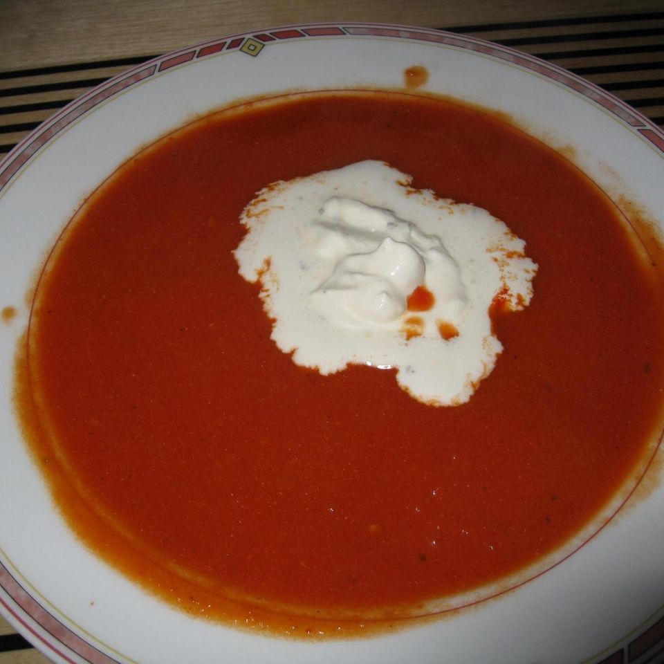 Tomatencremesuppe mit Petersiliensahne Rezept - [ESSEN UND TRINKEN]