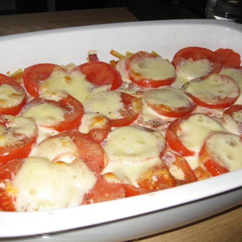 Überbackene Nudeln mit Tomaten und Mozzarella