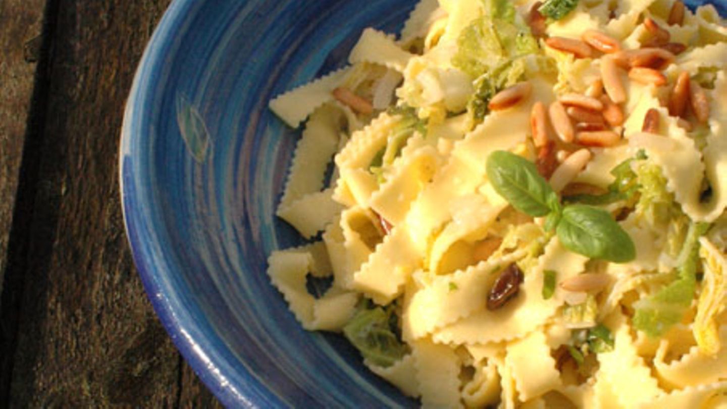Mediterraner Wirsing mit Bandnudeln Rezept