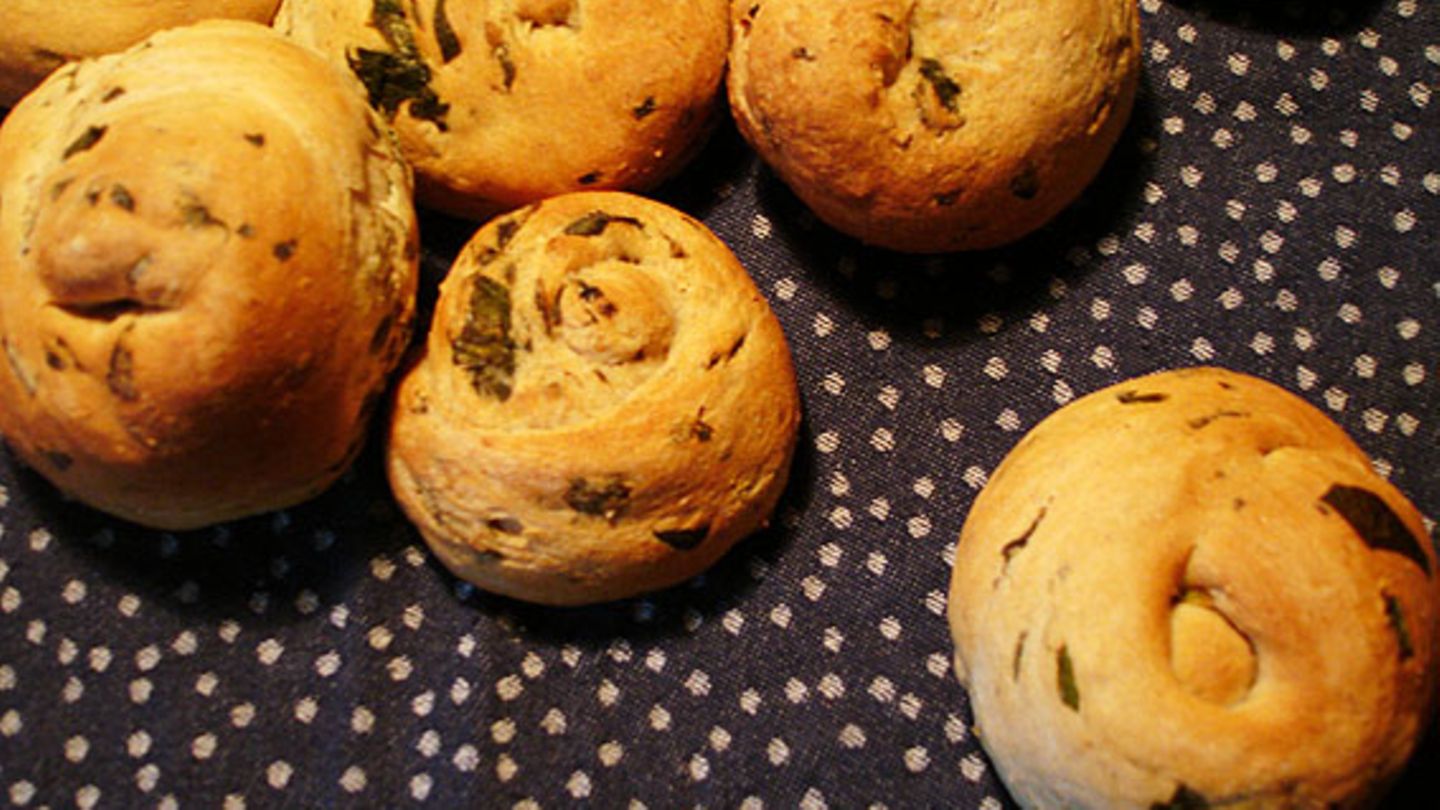 Wildkräuterbrötchen mit Siegfriedteig Rezept - [ESSEN UND TRINKEN]