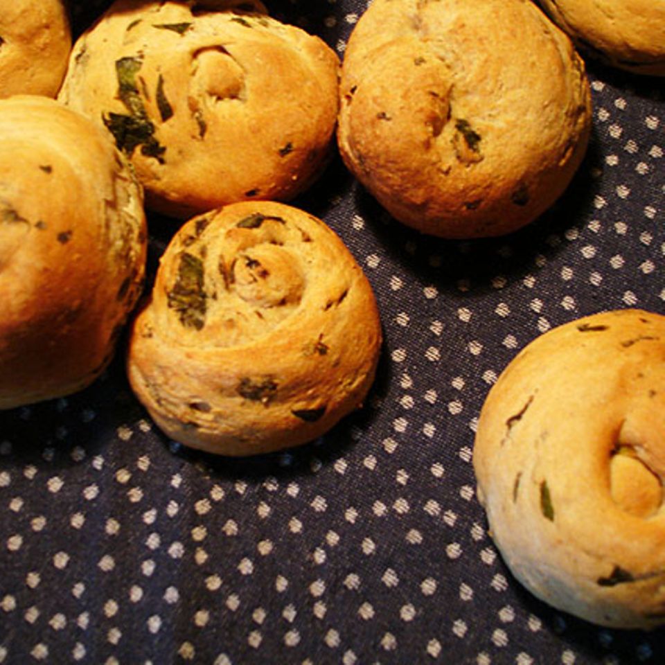 Wildkräuterbrötchen mit Siegfriedteig Rezept - [ESSEN UND TRINKEN]