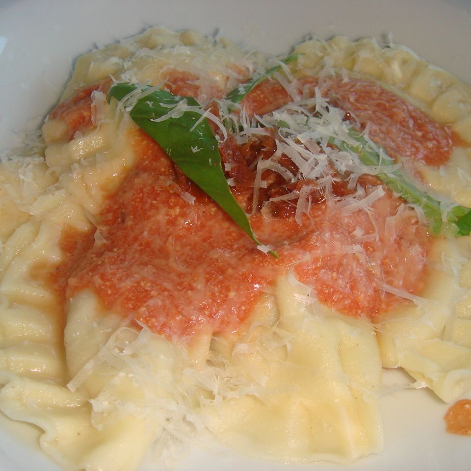 Ravioli mit Parmaschinken-Ricotta-Füllung und Tomatensauce