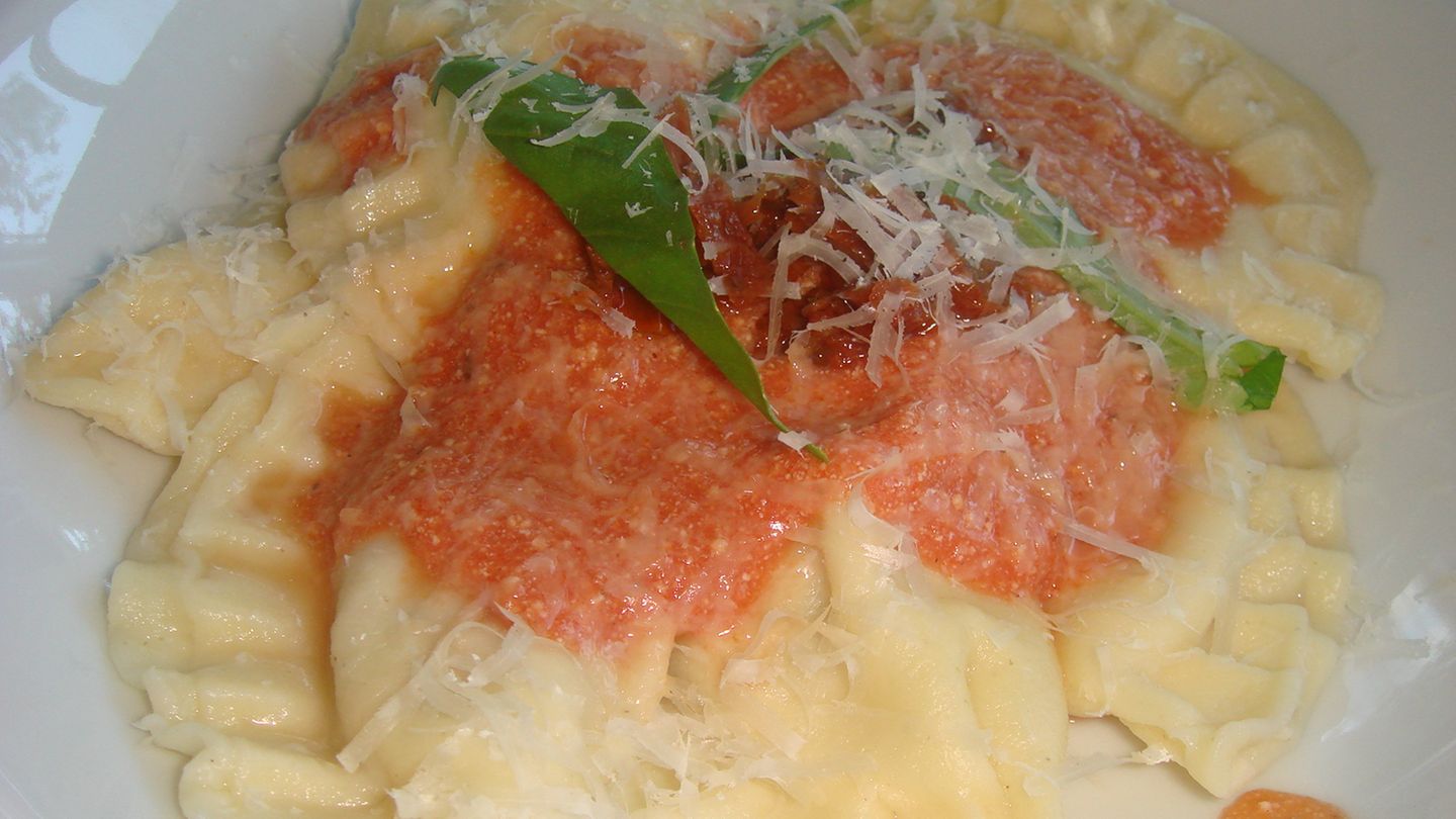 Ravioli mit Parmaschinken-Ricotta-Füllung und Tomatensauce Rezept ...