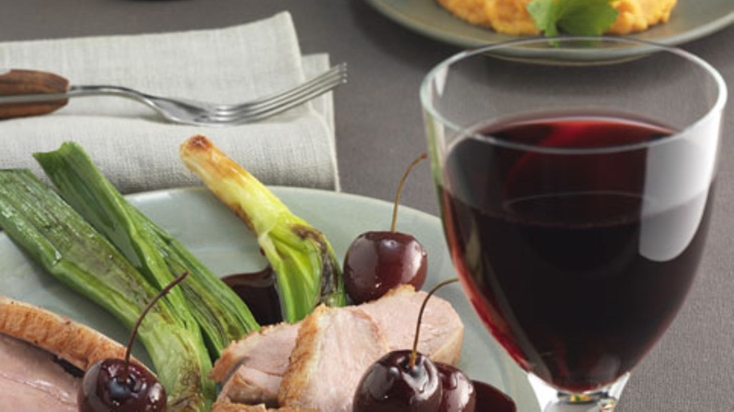 Entenbrust mit Rioja-Kirschen und Süßkartoffel-Püree Rezept - [ESSEN ...