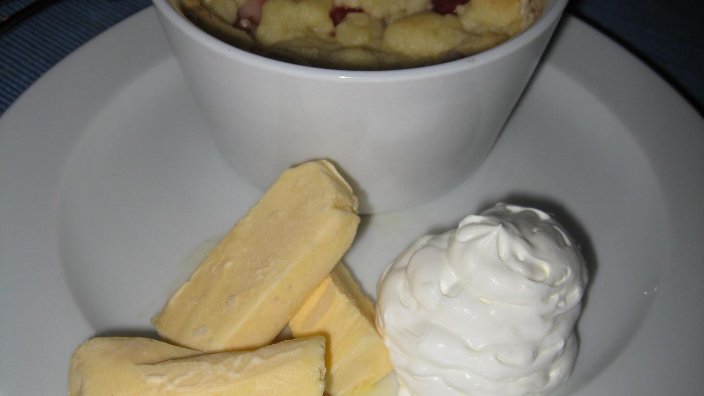 Erdbeercrumble mit Vanilleparfait Rezept - [ESSEN UND TRINKEN]