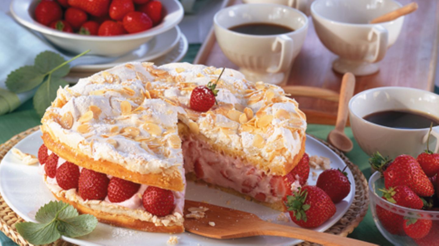 Baiser-Zitronentorte mit Erdbeer-Joghurt-Füllung Rezept - [ESSEN UND ...