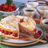 Baiser-Zitronentorte mit Erdbeer-Joghurt-Füllung