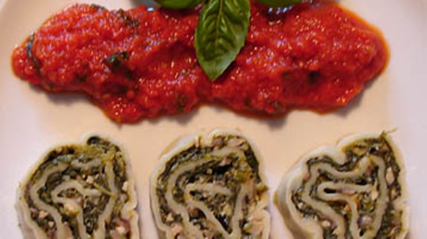 Nudelrolle mit Tomaten-Basilikum-Sauce Rezept - [ESSEN UND TRINKEN]