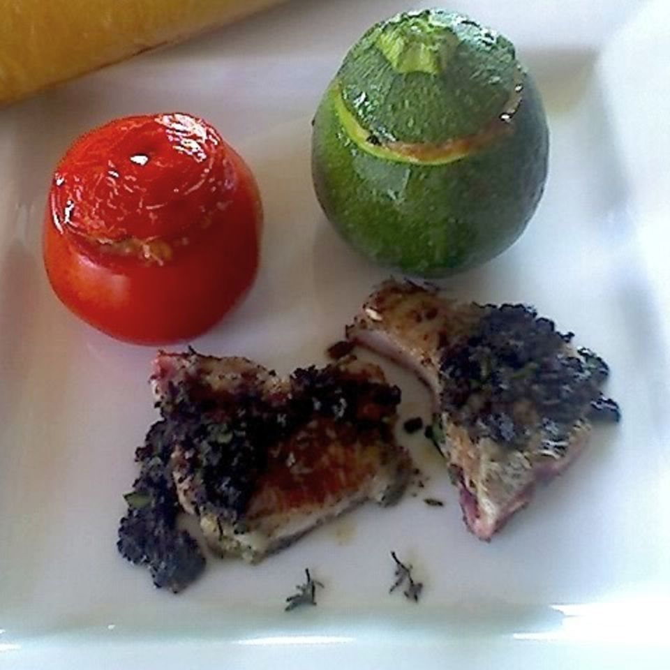 Lammkoteletts mit Olivenbutter und gefüllten Zucchini und Tomaten