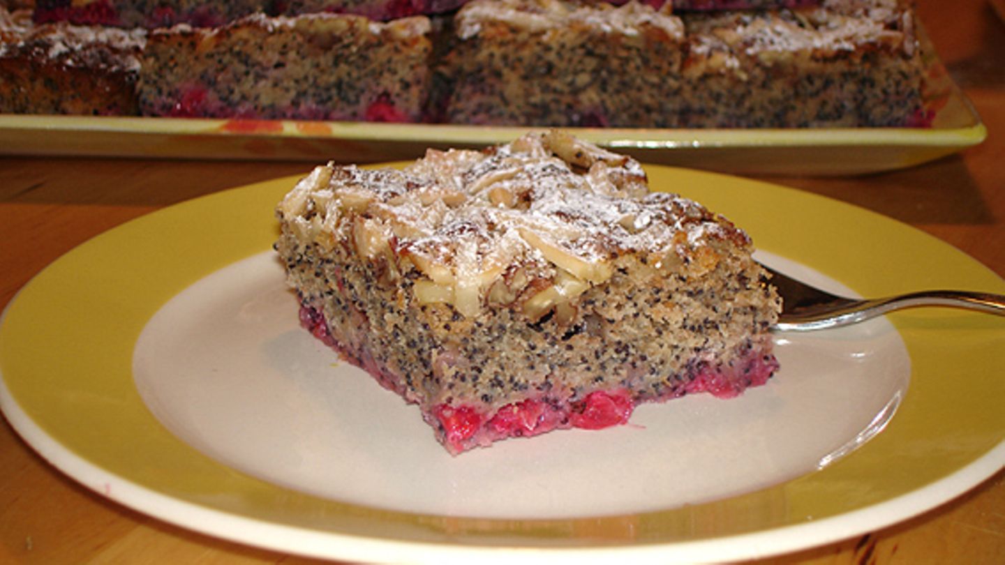 Buttermilchkuchen mit Mohn und Johannisbeeren Rezept