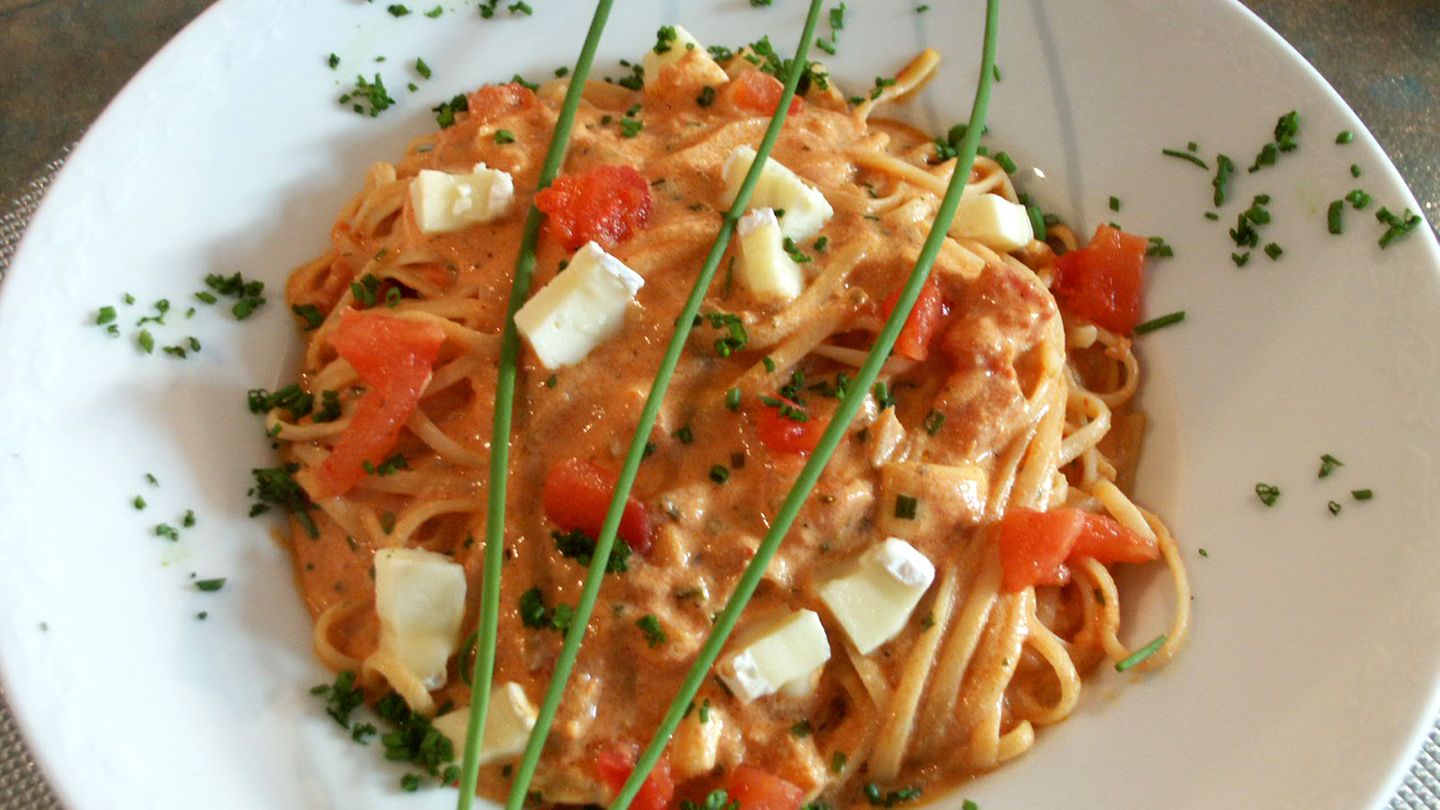 Linguine mit würziger Camembert-Tomaten-Sauce Rezept