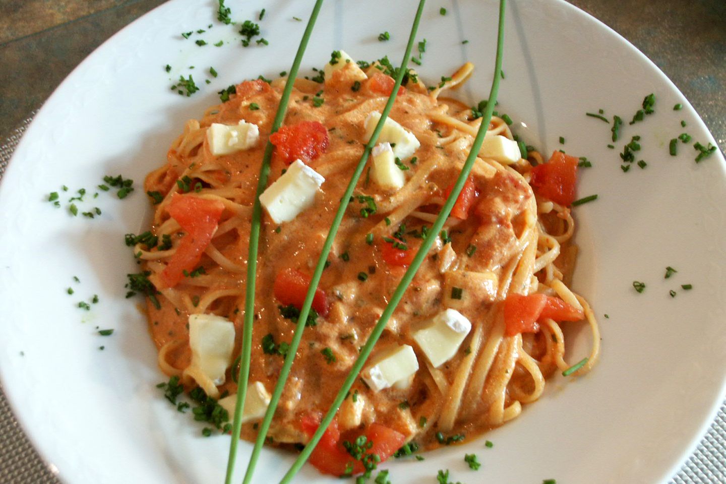 Linguine mit würziger Camembert-Tomaten-Sauce Rezept - [ESSEN UND TRINKEN]