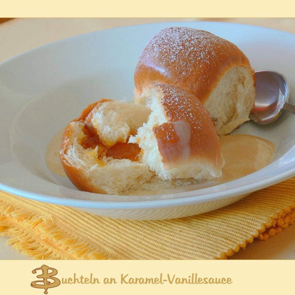 Buchteln mit Karamell-Vanillesauce