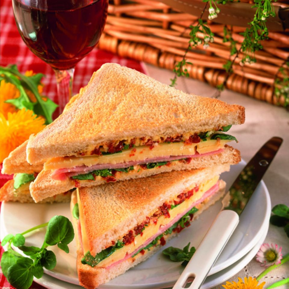 Käse-Schinken Sandwich mit Tomatenaufstrich Rezept - [ESSEN UND TRINKEN]