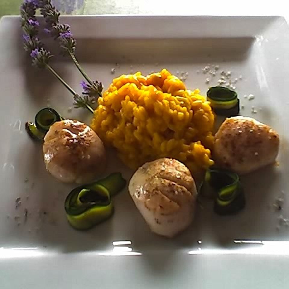 Jakobsmuscheln mit Lavendelsalz, Safranrisotto und Zucchinischleifen