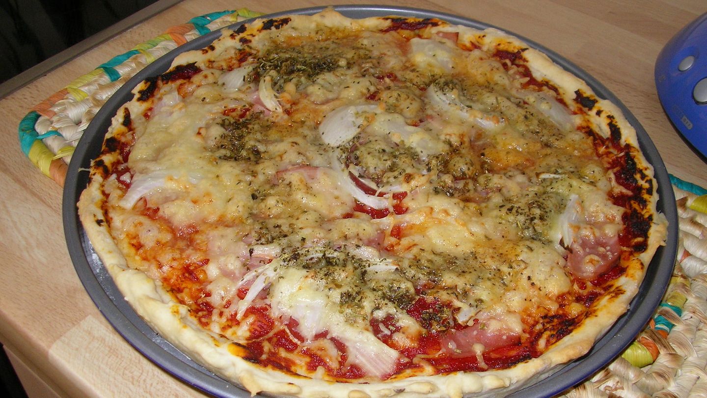 Schinken Salami Pizza Rezept Essen Und Trinken