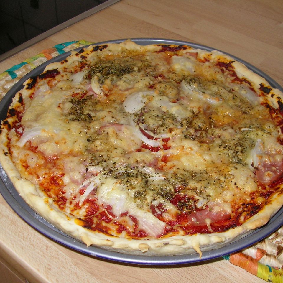 Schinken-Salami-Pizza Rezept - [ESSEN UND TRINKEN]