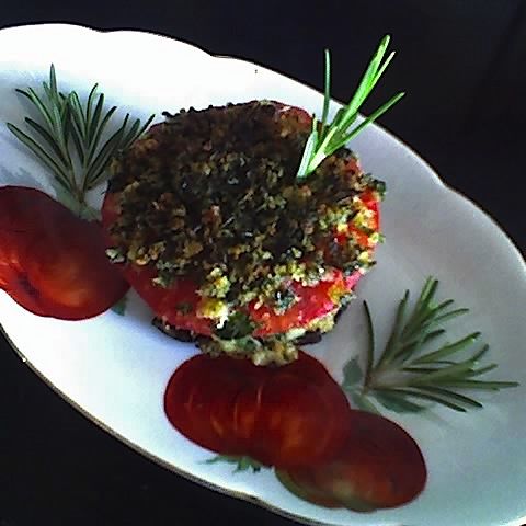 Auberginenburger mit gekräuterter Tomatenhaube