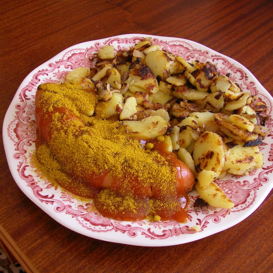Currywurst mit Bratkartoffeln