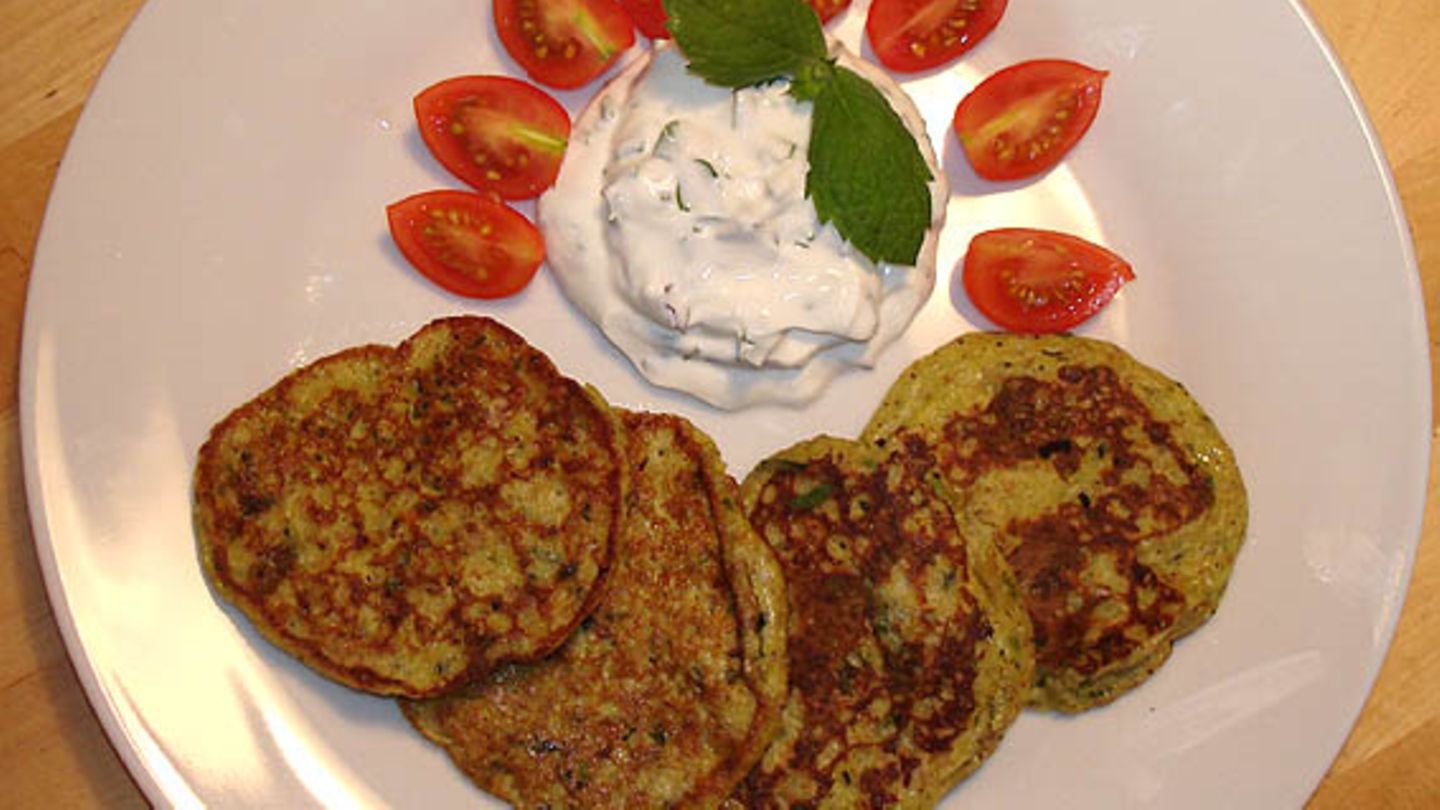 Zucchinipfannkuchen mit Minze Rezept