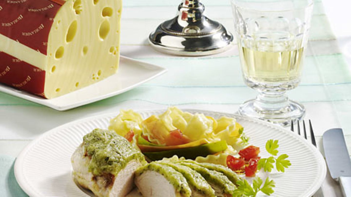 Hähnchenfilets mit Käsehaube und Bandnudeln Rezept - [ESSEN UND TRINKEN]