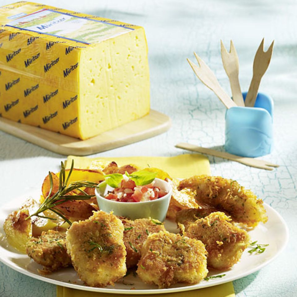 Chicken Nuggets mit Käsepanade, Kartoffelspalten und Tomaten-Salsa