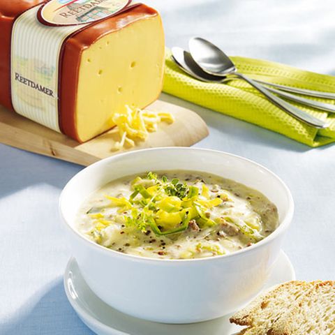 Würzige Käsesuppe mit Hack und Porree