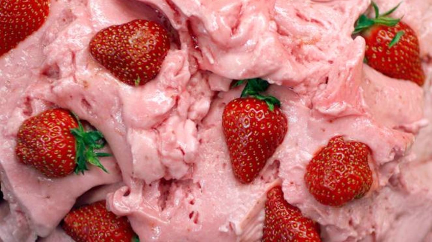 Клубника наслаждение. Клубничное наслаждение. Мороженое лето. Strawberry Ice Cream. 17 Strawberry Ice.