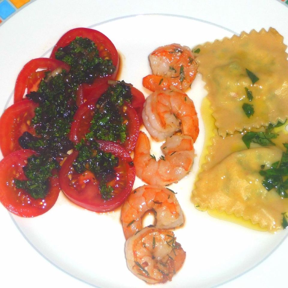 Ravioli mit Garnelen und Tomatensalat
