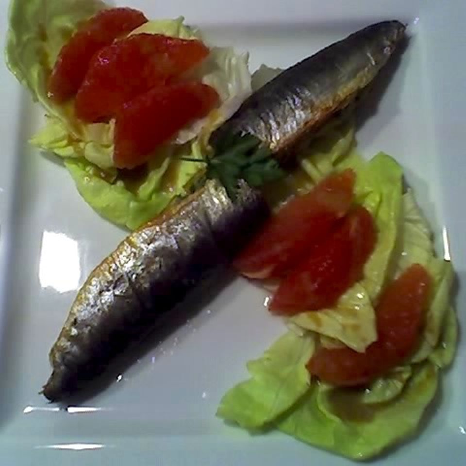 Gefüllte Sardinen und Grapefruits mit Salat
