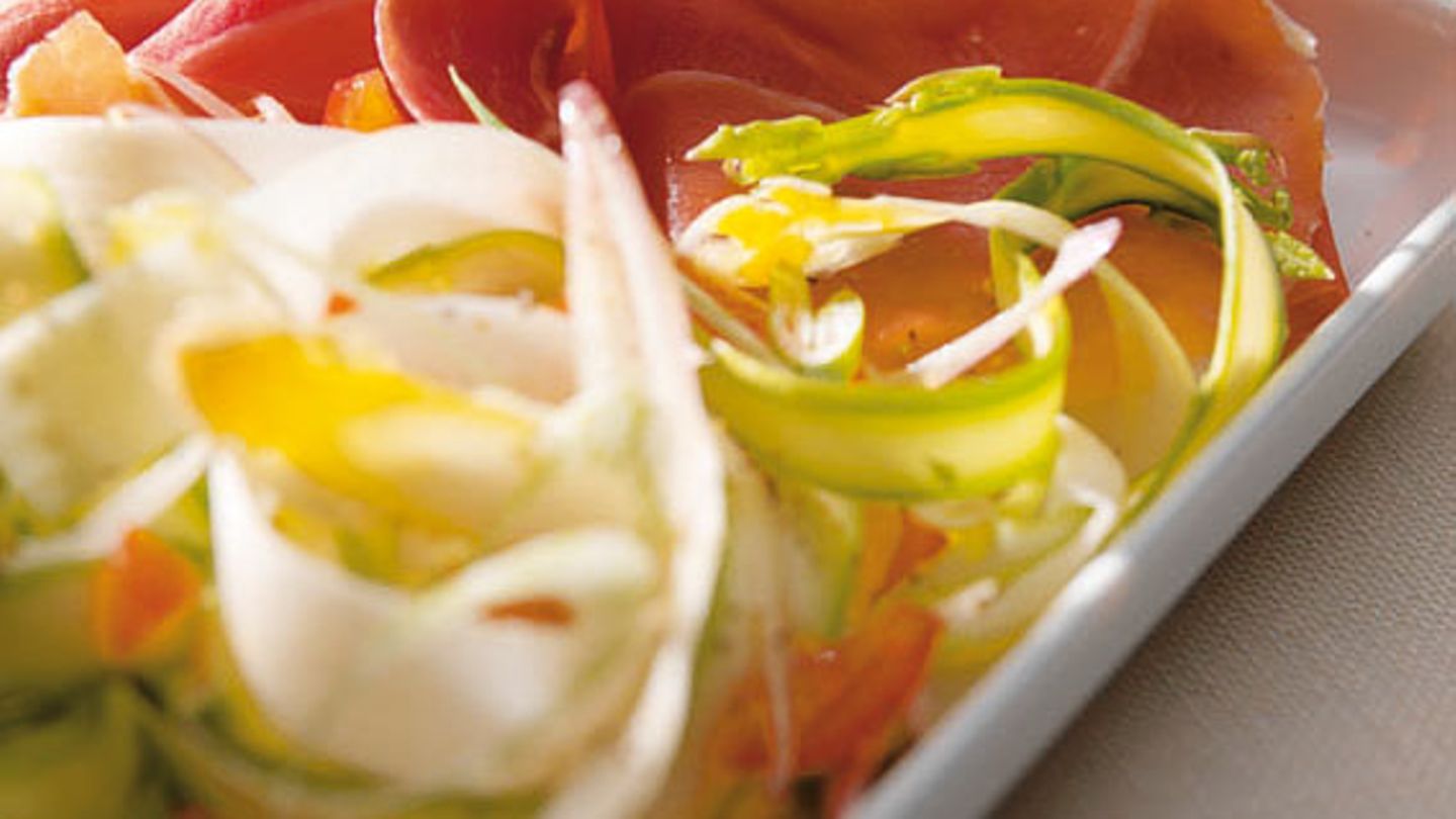 Spargel-Carpaccio mit Serranoschinken Rezept - [ESSEN UND TRINKEN]