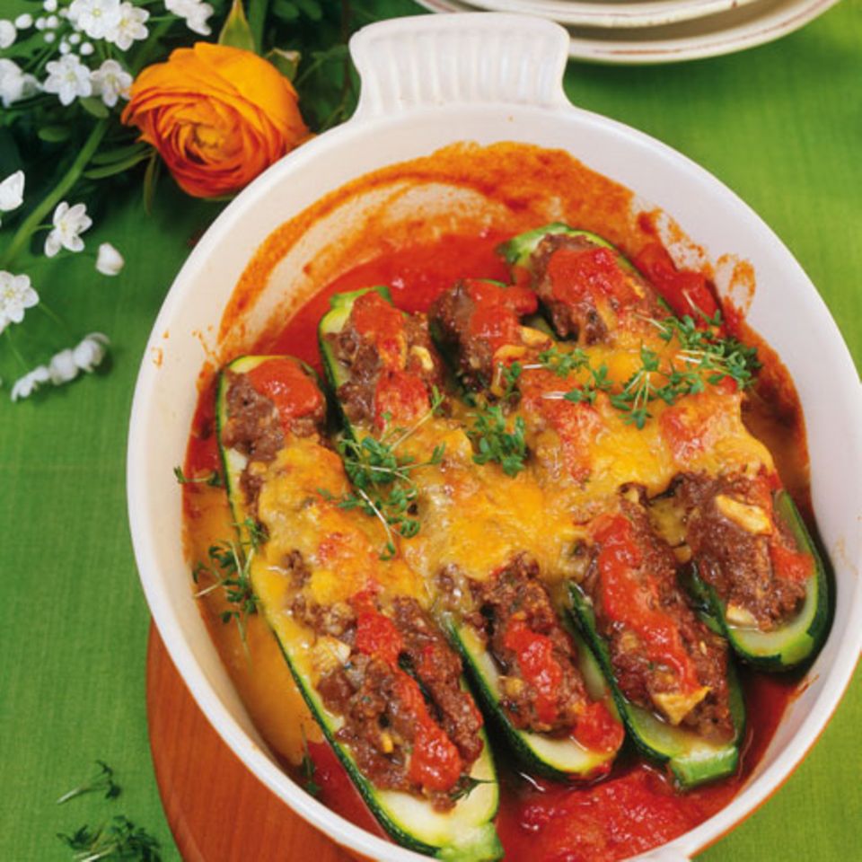 Gefüllte Zucchini mit Tomatensugo Rezept - [ESSEN UND TRINKEN]