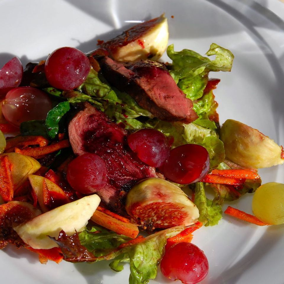 Herbstlicher Blattsalat mit gebratener Entenbrust Rezept - [ESSEN UND ...