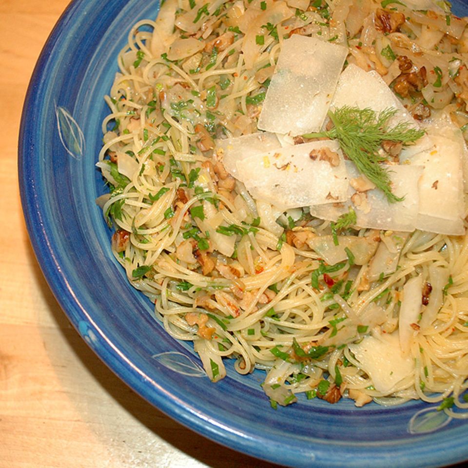 Spaghetti mit Fenchel und Walnüssen