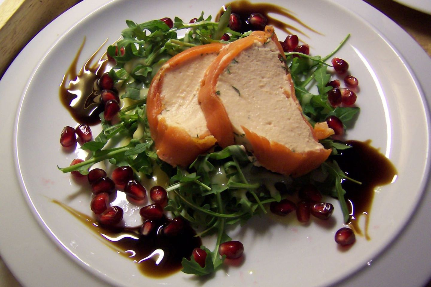 Lachsmousse Auf Rucolabett Mit Granatapfelkernen Und Balsamicoreduktion Rezept Essen Trinken 