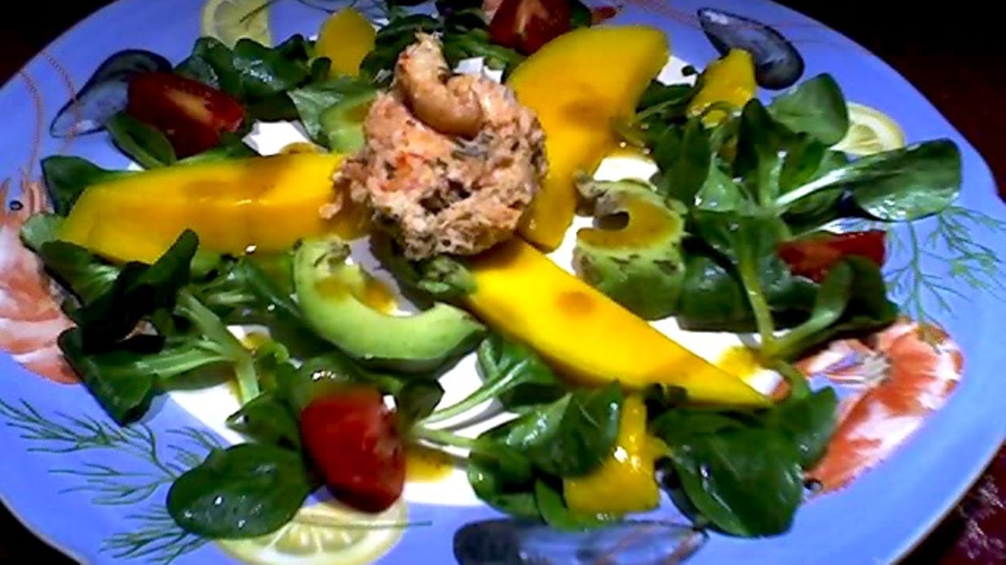 Räucherlachs-Flusskrebs-Mus auf Mango-Avocado-Feldsalat Rezept - [ESSEN ...