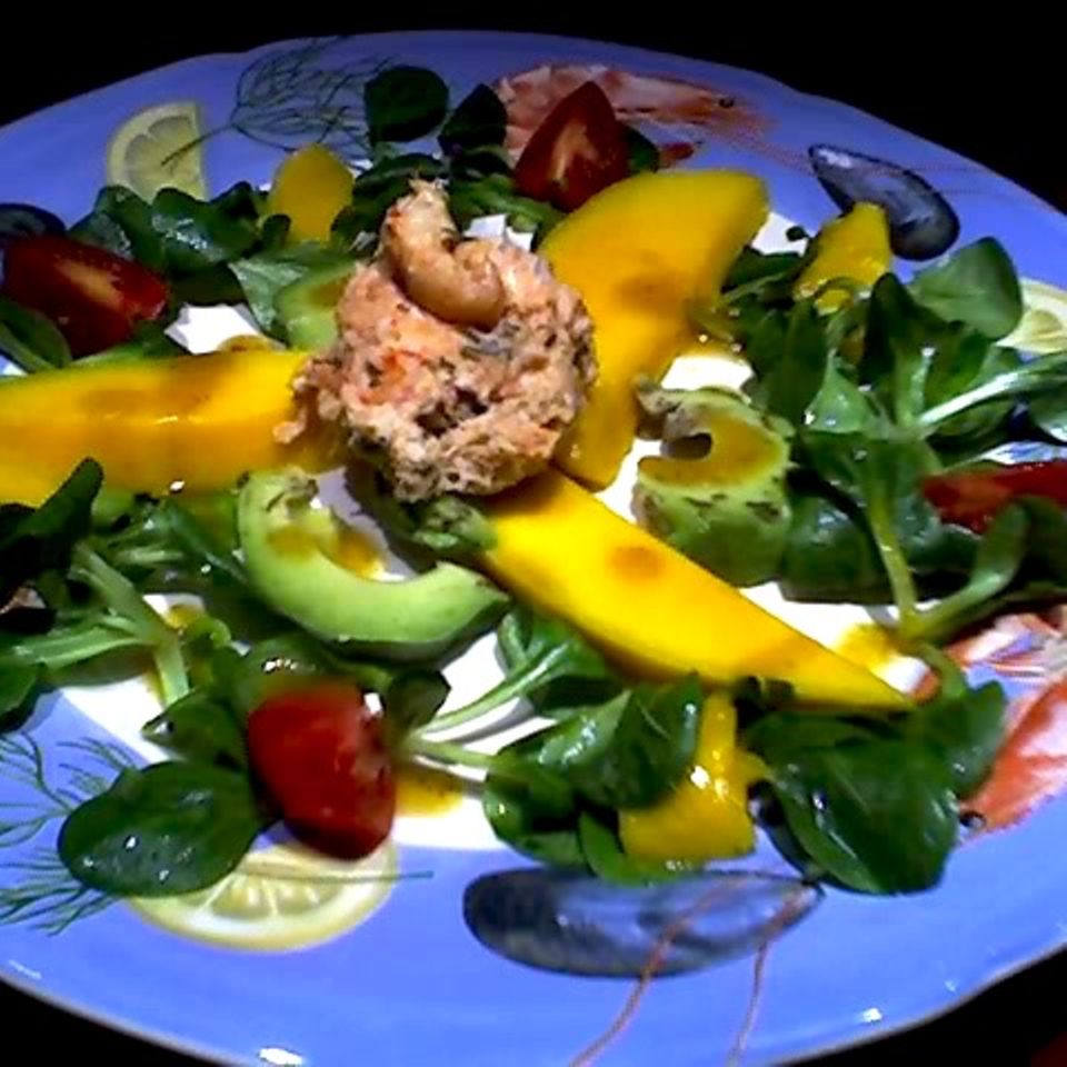 Räucherlachs-Flusskrebs-Mus auf Mango-Avocado-Feldsalat