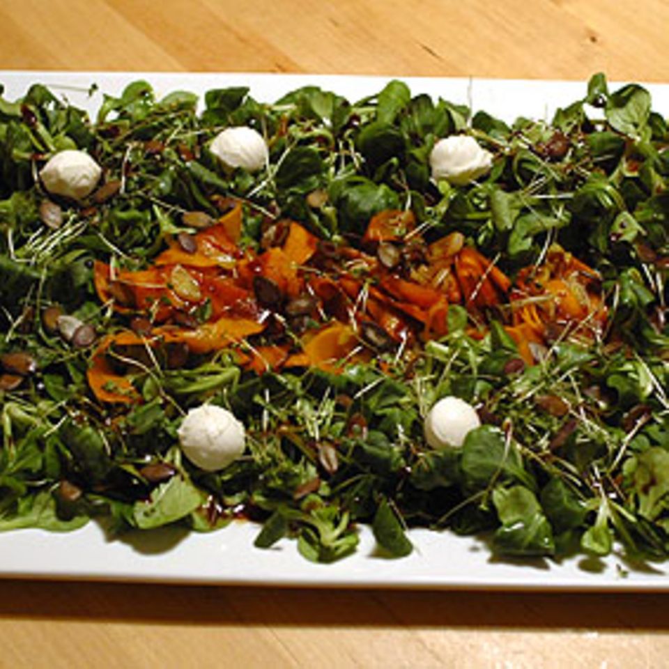 Feldsalat mit Kürbis und Rucolakeimlingen