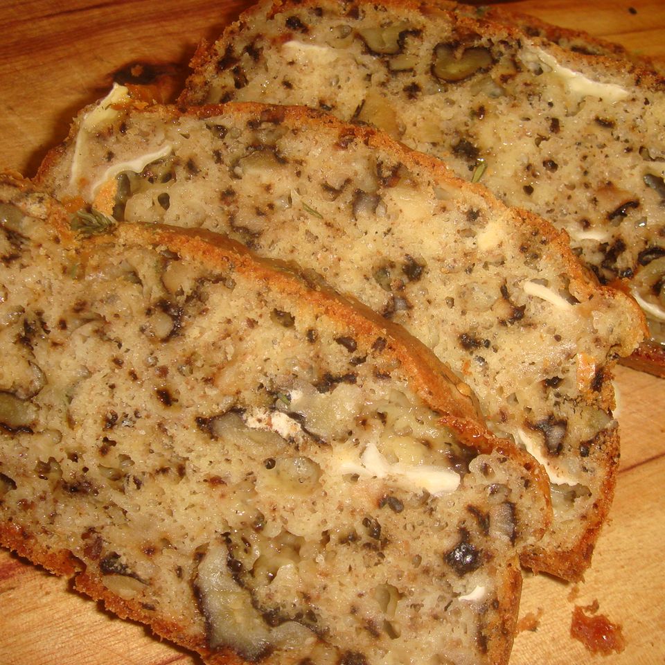 Würziges Walnussbrot mit Camembert