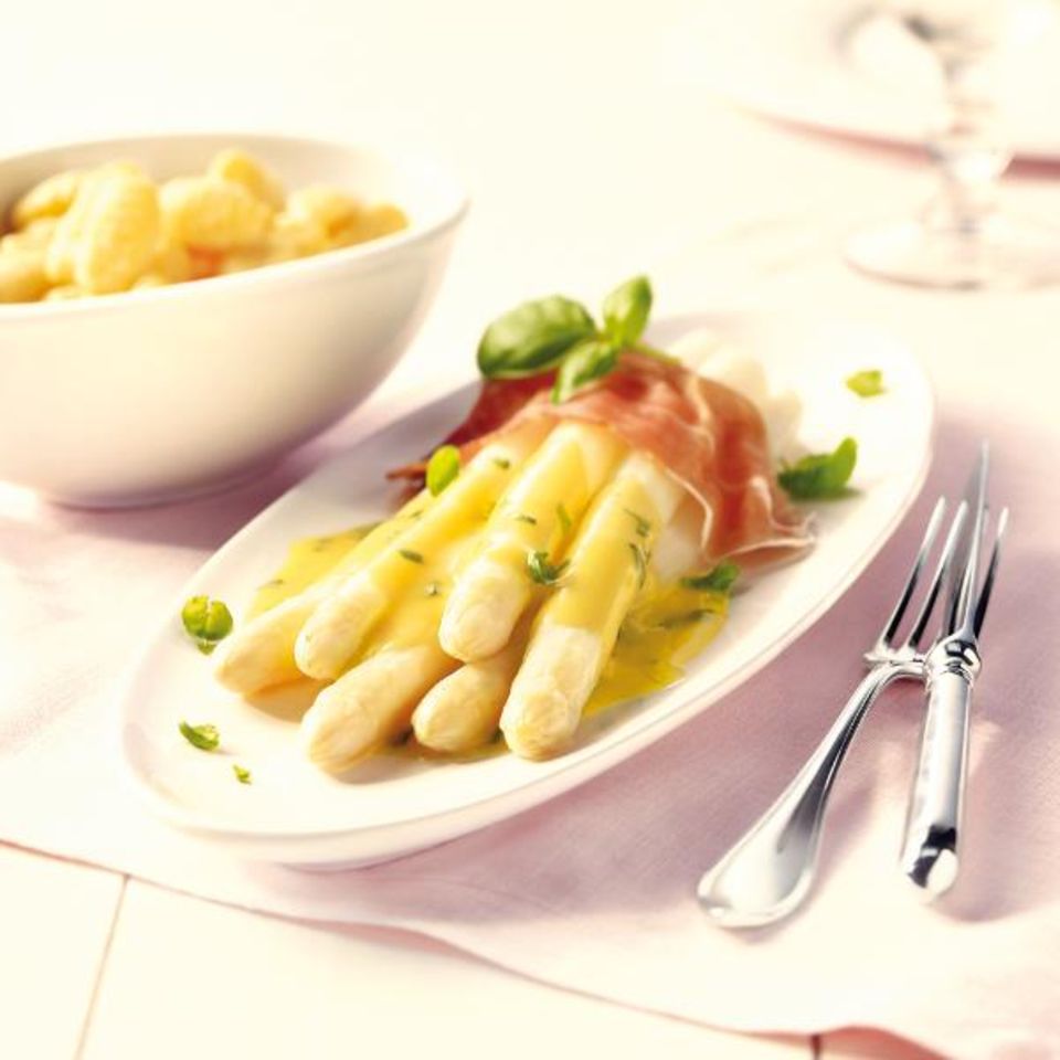 Spargel mit leichter Parmesan-Basilikum-Hollandaise