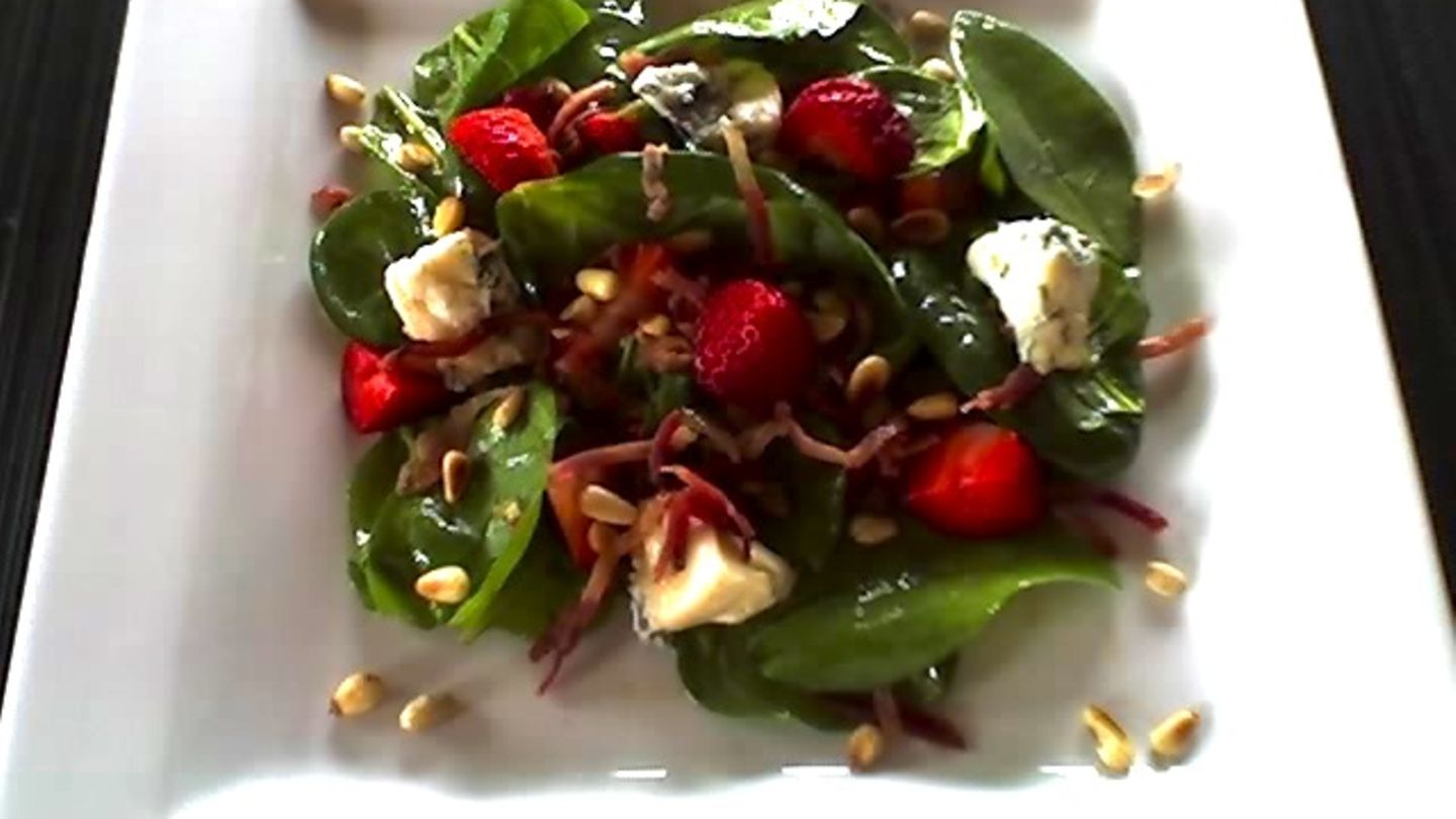 Spinatsalat mit Erdbeeren, Gorgonzola, Speck und Pinienkernen Rezept ...